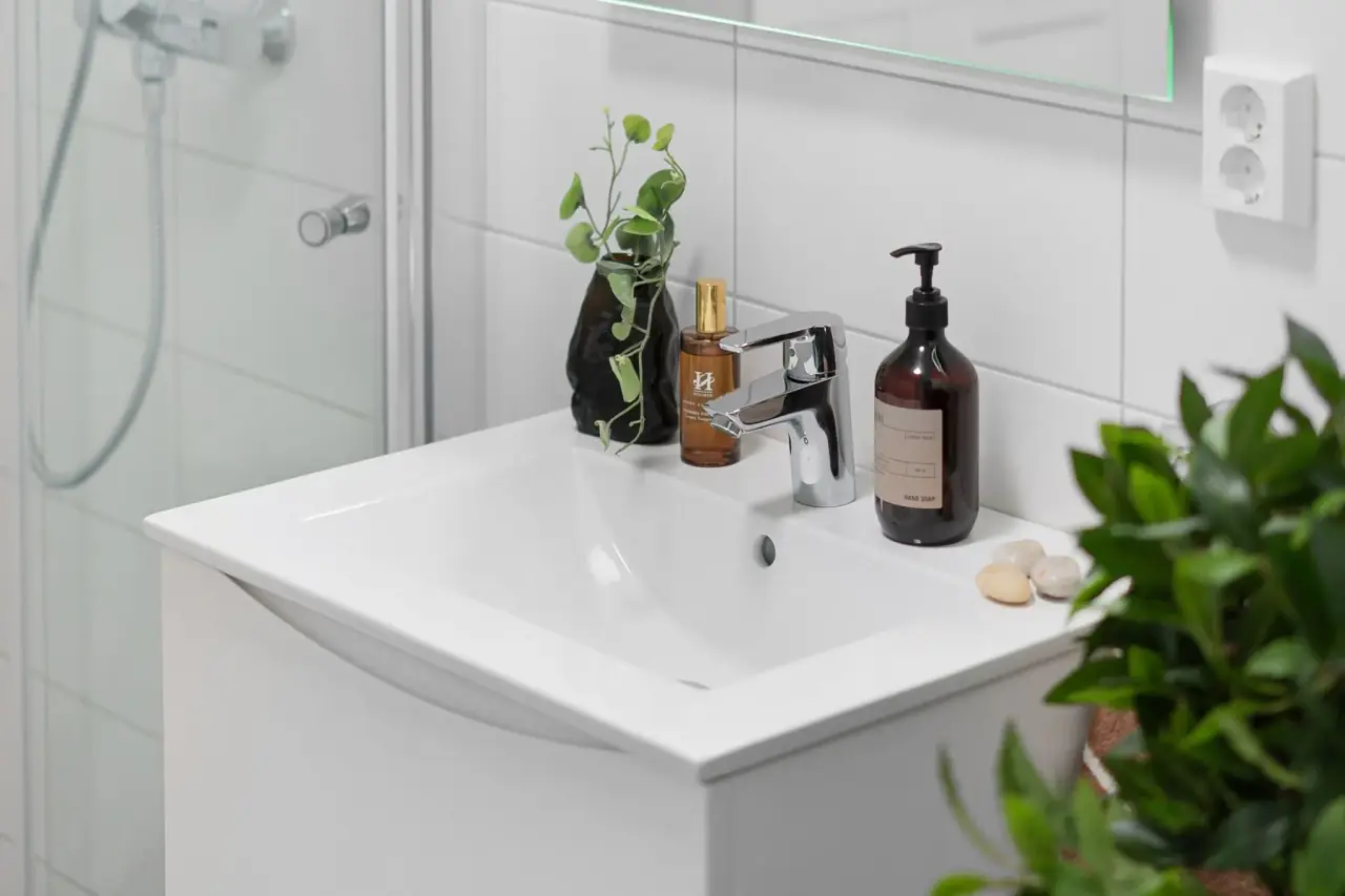 Moderner Waschtisch und bodennahe Dusche in einem Badezimmer