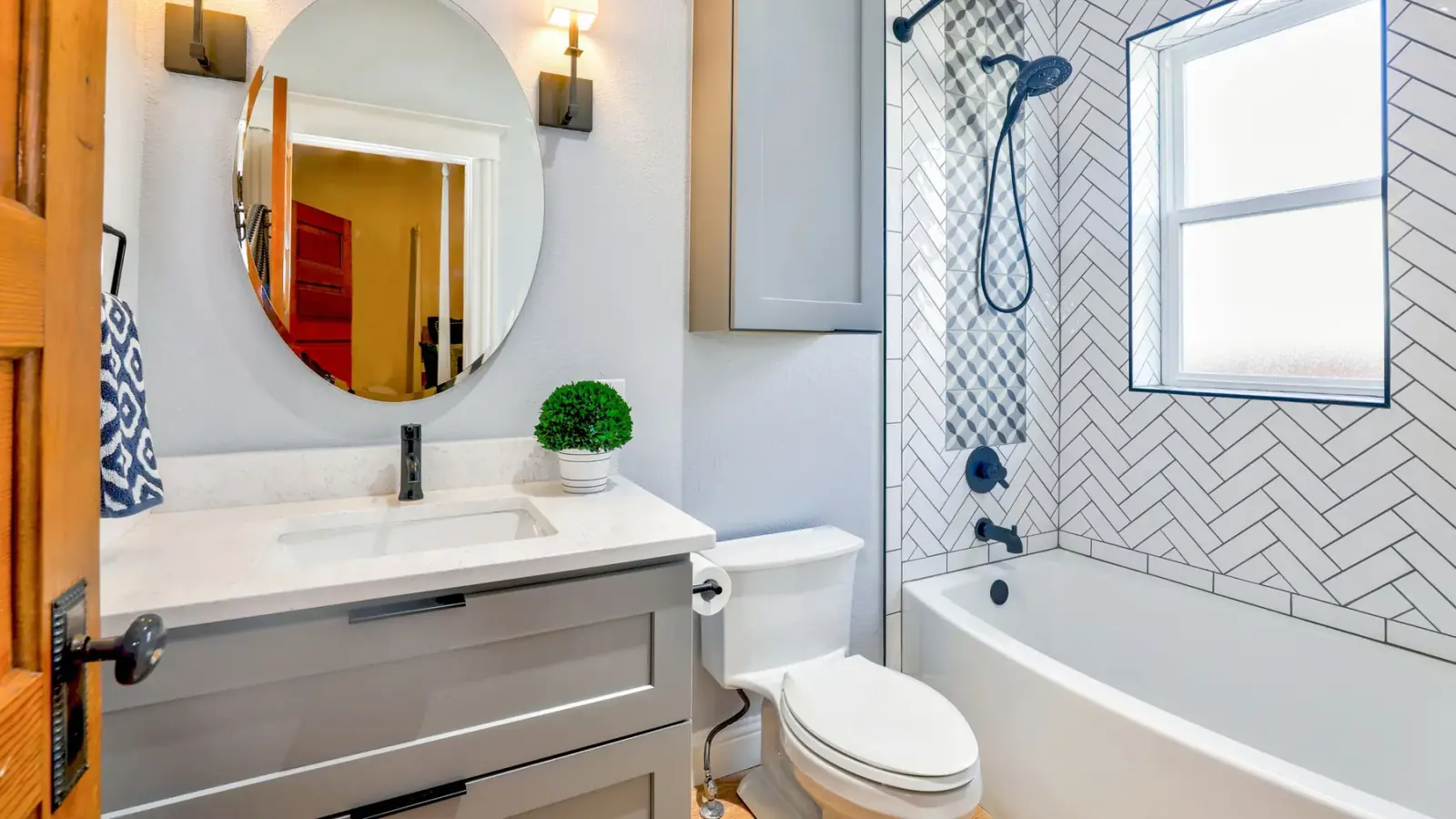 Modernes helles Badezimmer mit Dusche und Waschtisch