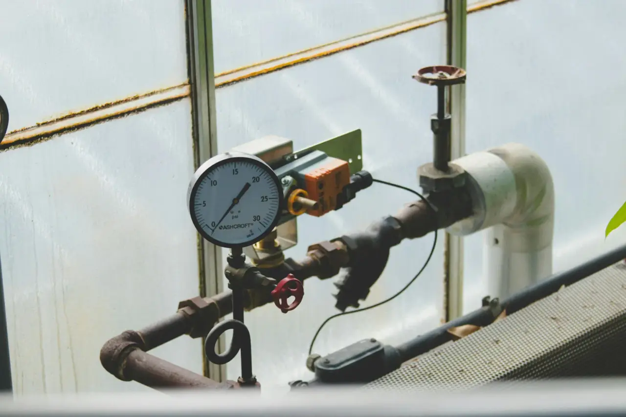 Manometer und Heizkreise einer hydraulischen Verteilung