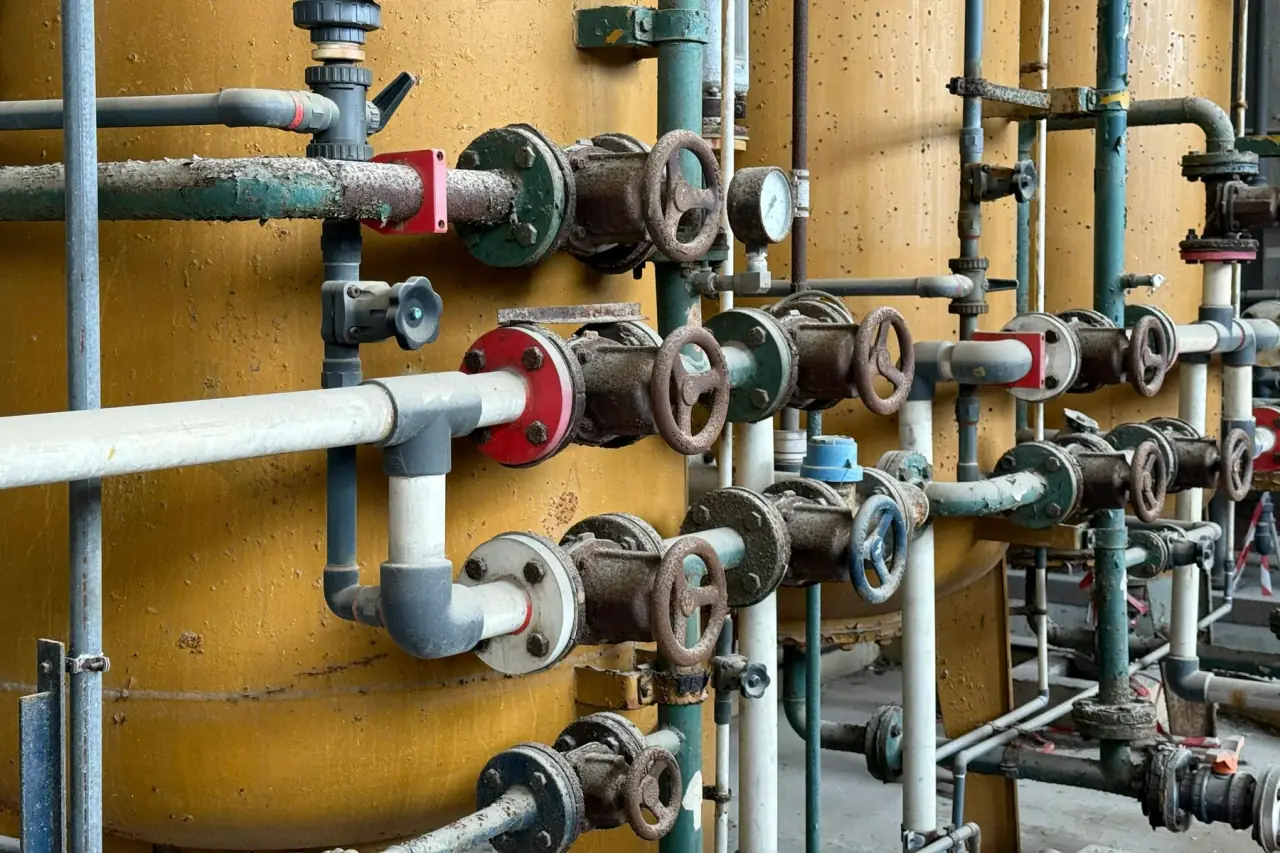 Rohrleitungen und Armaturen einer Heizungsanlage
