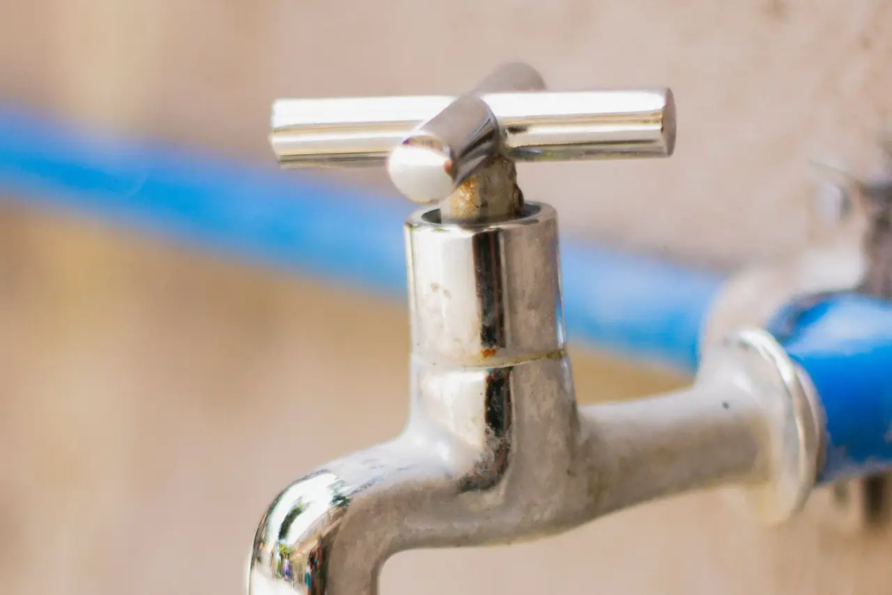 Metallarmatur mit angeschlossener Wasserleitung