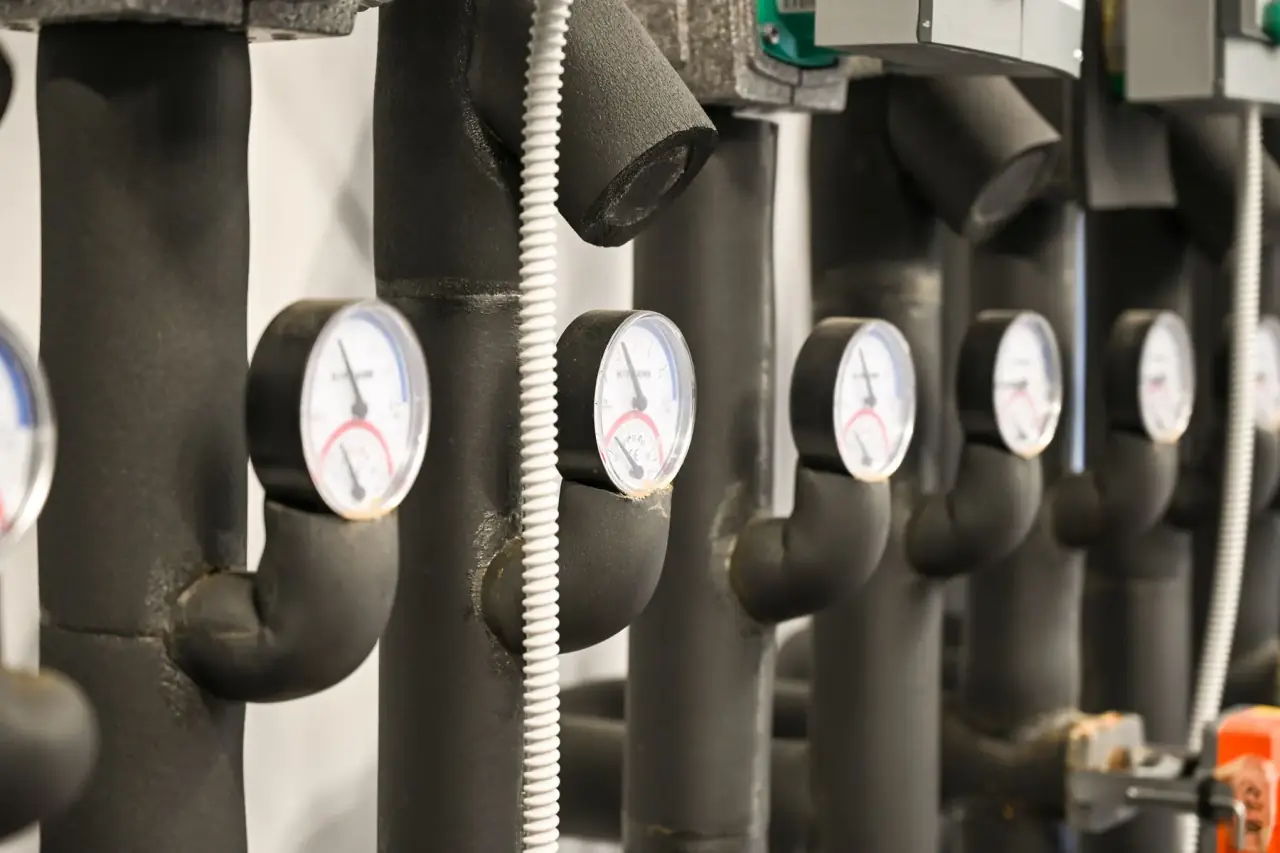 Manometer und Rohrleitungen einer hydraulischen Anlage